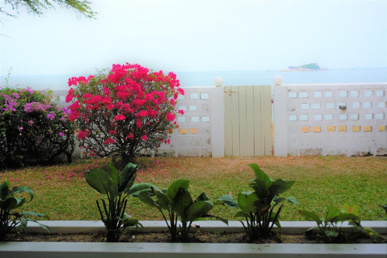 G&T'S Beach Front Villa Tanjung Bungah  Exterior photo