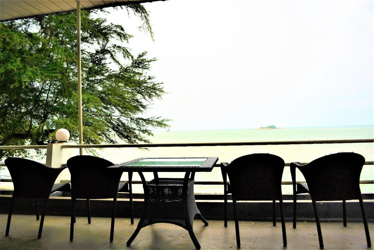 G&T'S Beach Front Villa Tanjung Bungah  Exterior photo